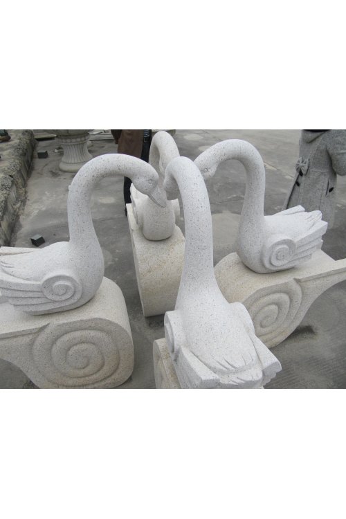 Скульптура лебедей из гранита
